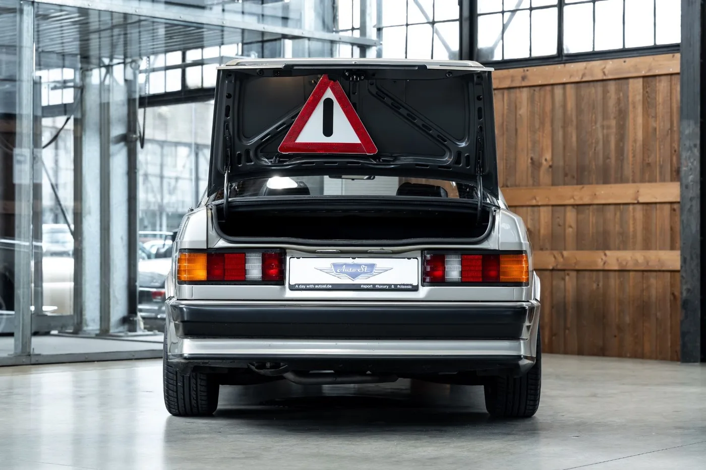 1985 Mercedes-Benz 190 E 2.3-16 angeboten von einem Fachhändler in Neuss, Deutschland, Foto 20 von 25
