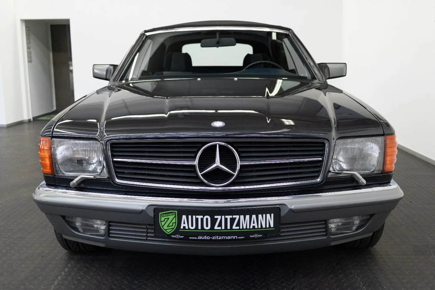 1985 Mercedes-Benz 500 SEC Cabriolet offered by a specialist dealer in Nuremberg, Germany, photo 6 of 15