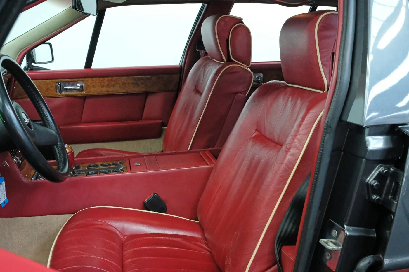 1986 Aston Martin Lagonda Series 3 offered by a specialist dealer in Nuremberg, Germany, photo 11 of 15