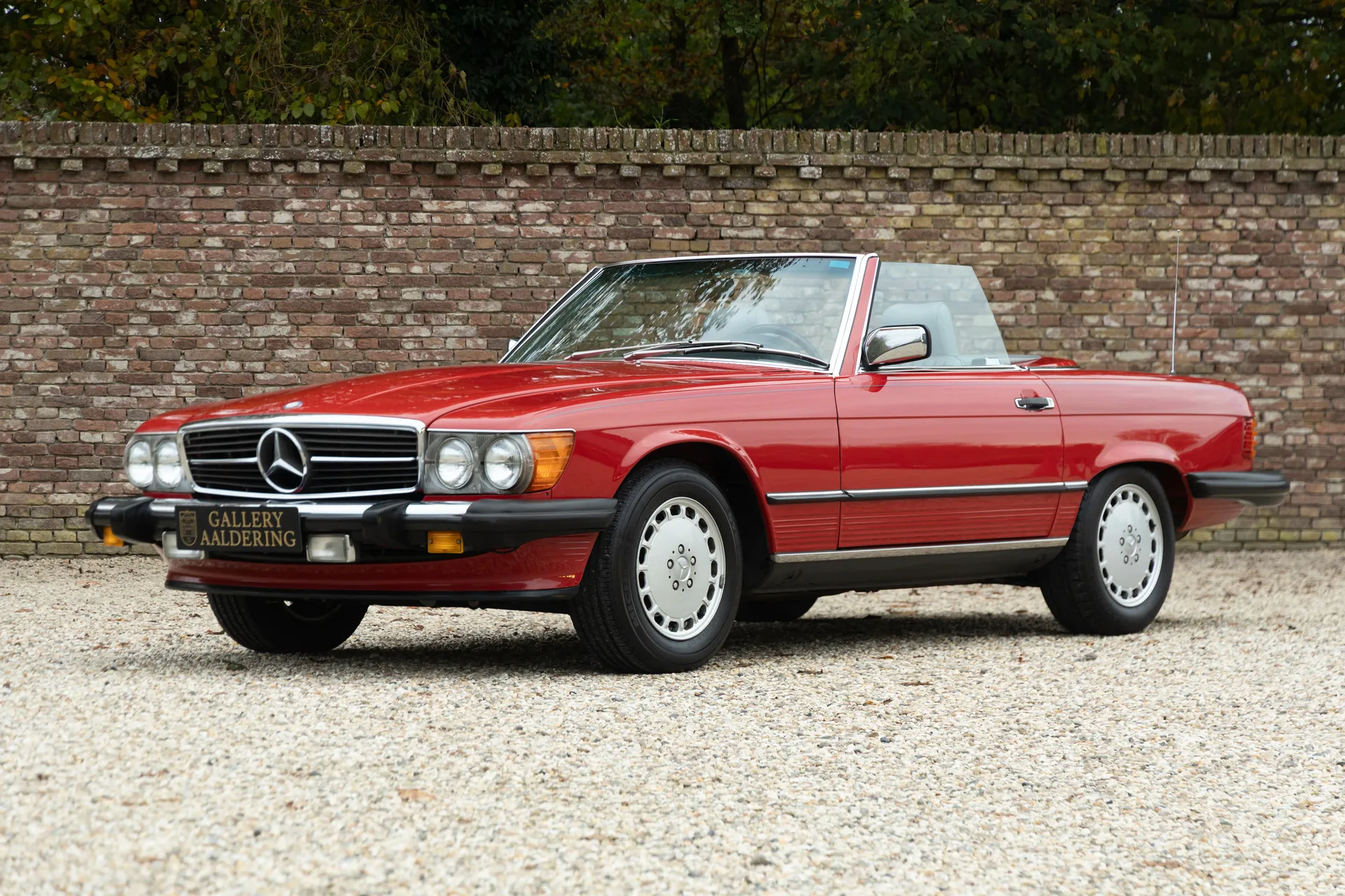 1986 Mercedes-Benz 560 SL offered by a specialist dealer in Brummen, Netherlands, main photo