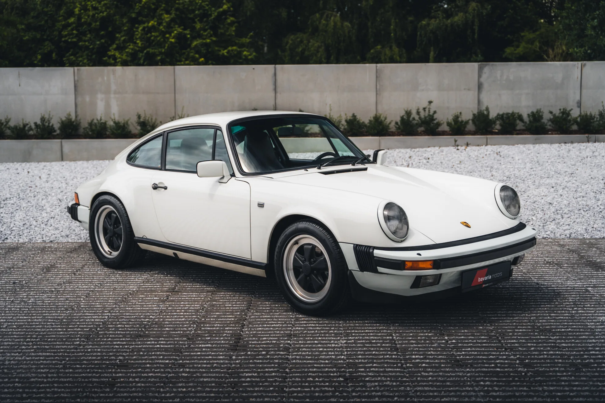 1986 Porsche 911 Carrera 3.2 offered by a specialist dealer in Harelbeke, Belgium, main photo