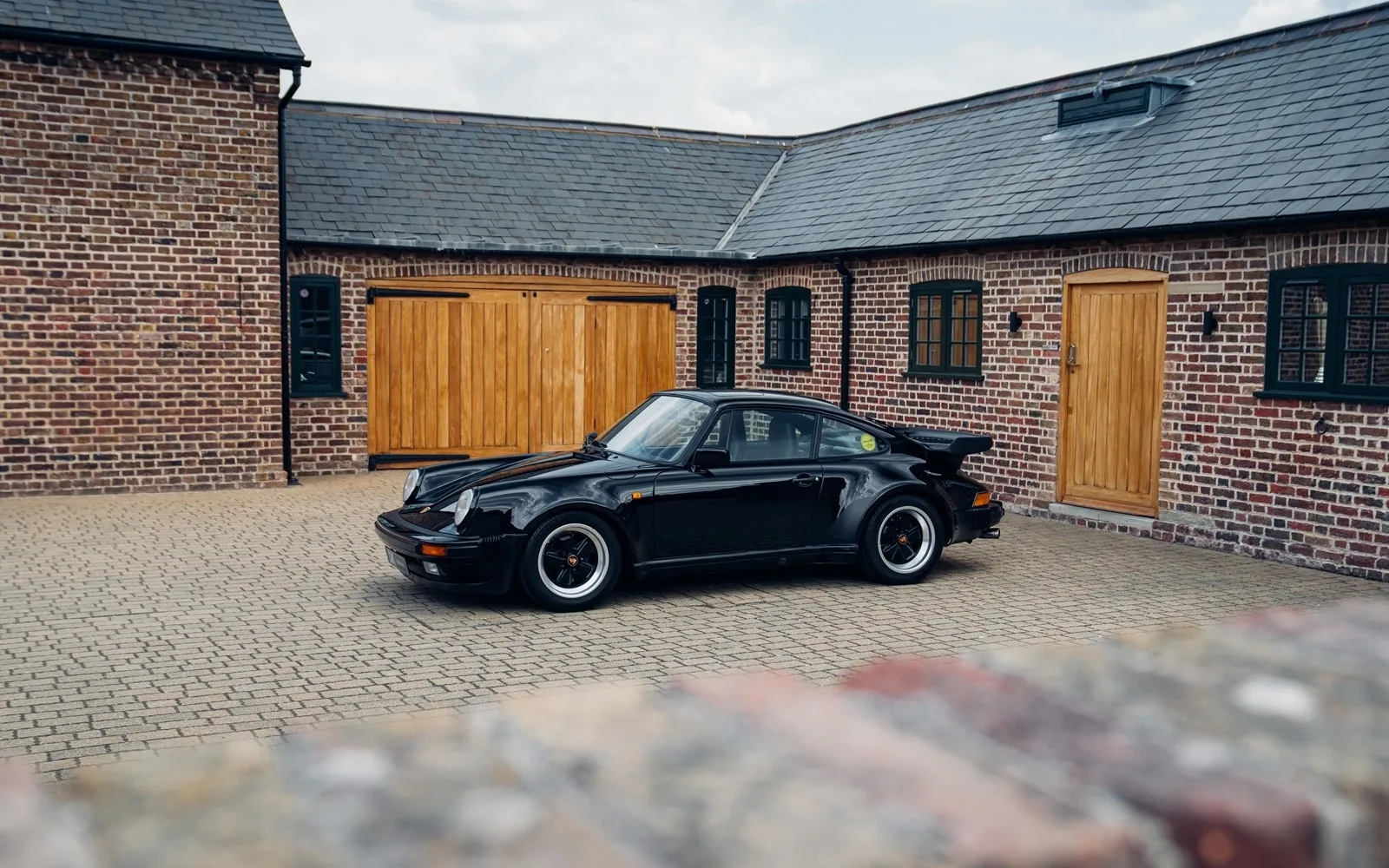 1986 Porsche 911 Turbo en un concesionario especializado de Chorleywood, Reino Unido, foto principal