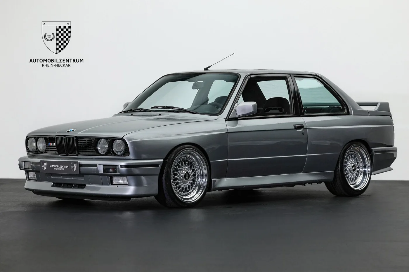 1987 BMW M3 offered by a supercar dealer in Viernheim, Germany, photo 3 of 25