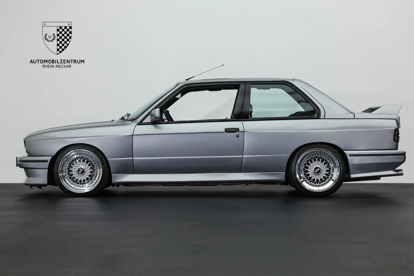 1987 BMW M3 offered by a supercar dealer in Viernheim, Germany, photo 4 of 25