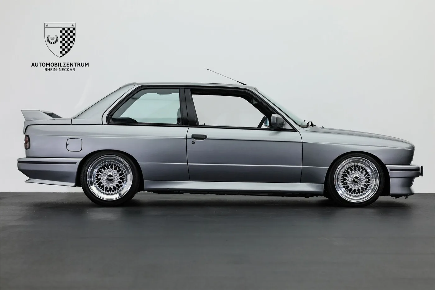 1987 BMW M3 offered by a supercar dealer in Viernheim, Germany, photo 8 of 25