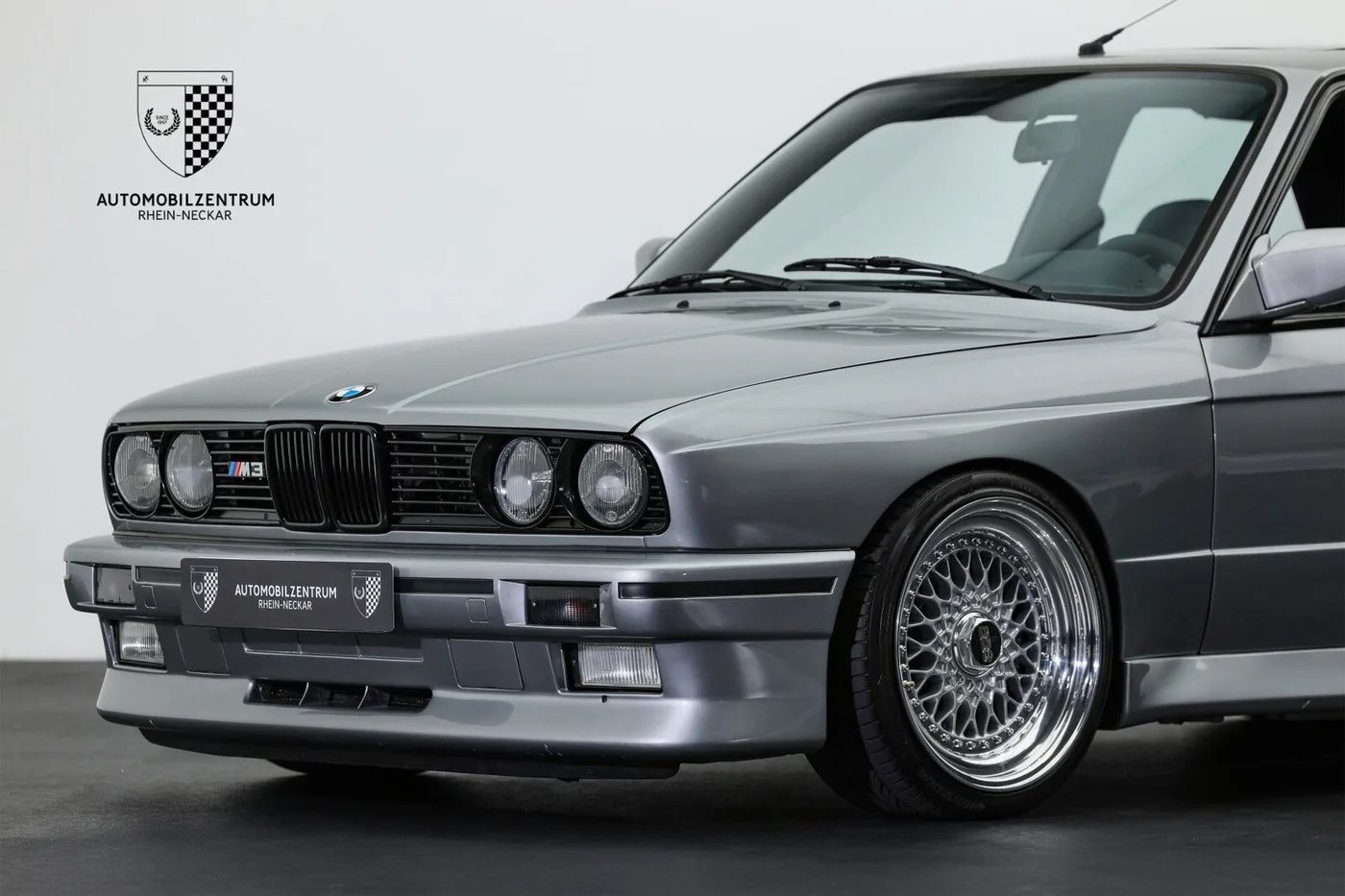 1987 BMW M3 offered by a supercar dealer in Viernheim, Germany, photo 9 of 25