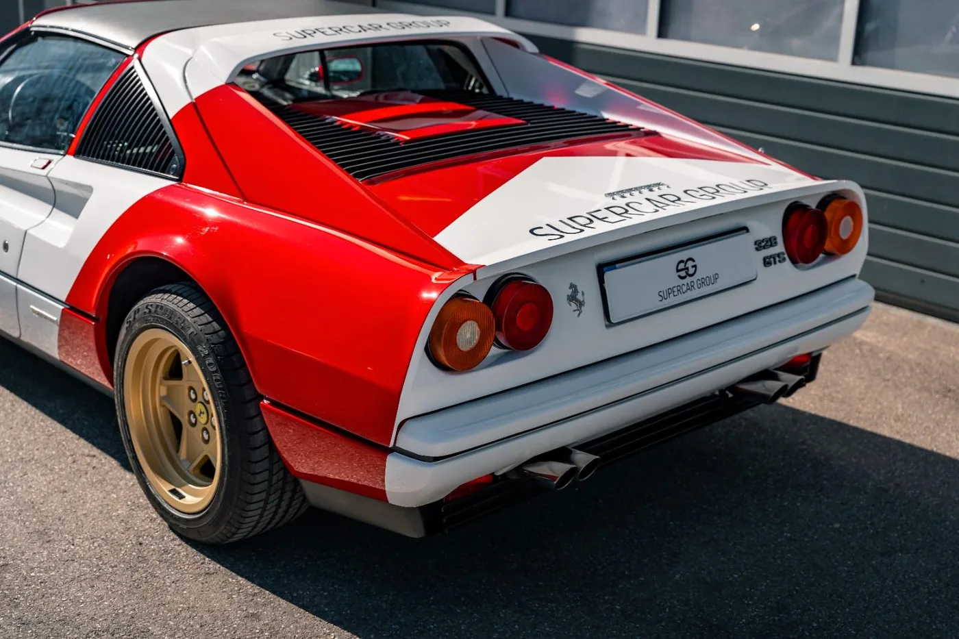 1987 Ferrari 328 GTS angeboten von einem Supersportwagenhändler in Munich, Deutschland, Foto 14 von 19