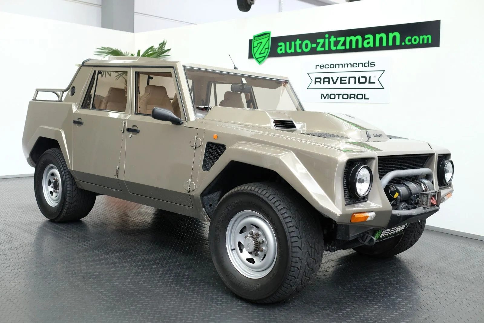 1987 Lamborghini LM002 angeboten von einem Fachhändler in Nuremberg, Deutschland, Hauptfoto