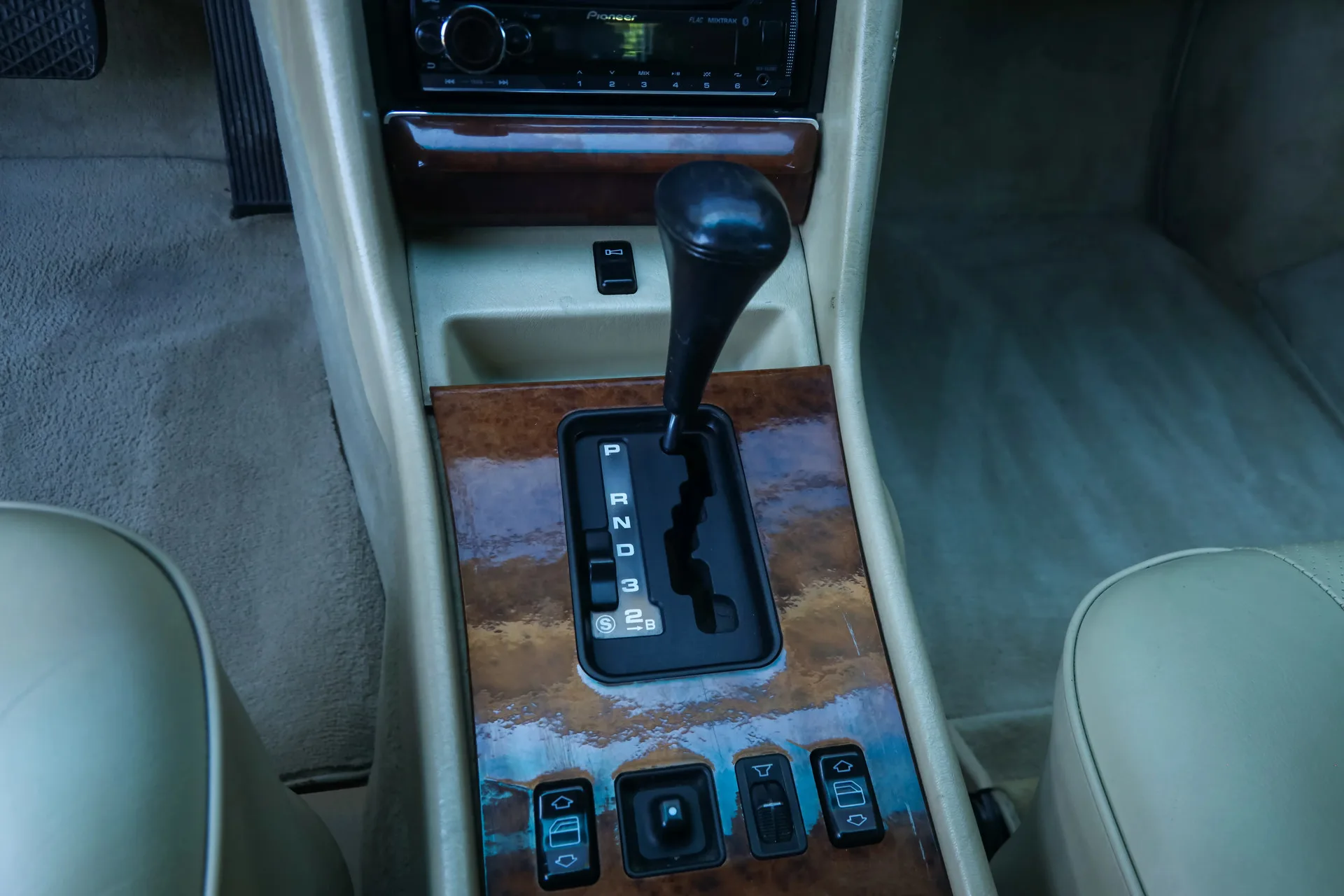 1987 Mercedes-Benz 560 SEC, 29/30