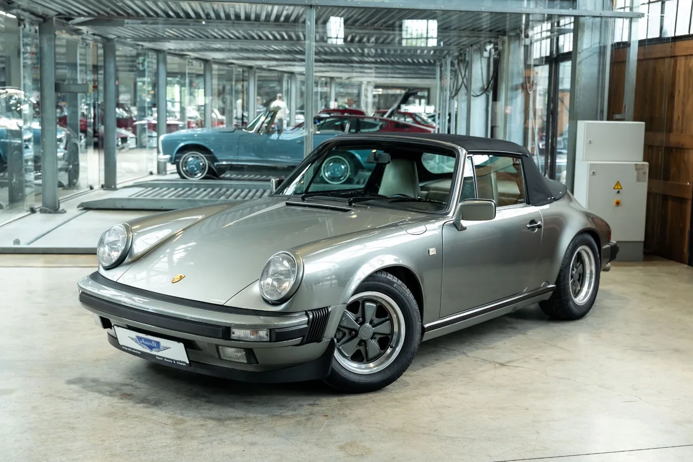 1987 Porsche 911 Carrera Cabriolet angeboten von einem Fachhändler in Neuss, Deutschland, Foto 2 von 10