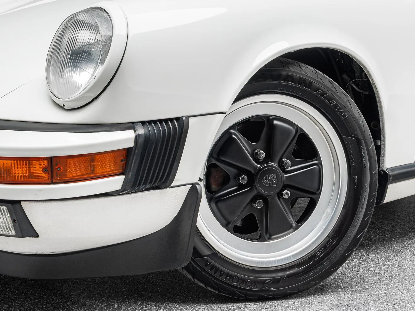 1987 Porsche 911 Carrera Cabriolet offered by a specialist dealer in Böblingen, Germany, photo 10 of 15