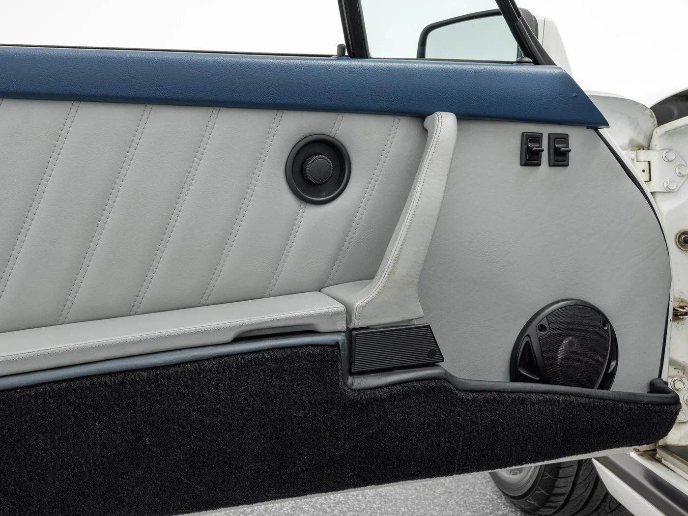 1987 Porsche 911 Carrera Cabriolet offered by a specialist dealer in Böblingen, Germany, photo 13 of 15