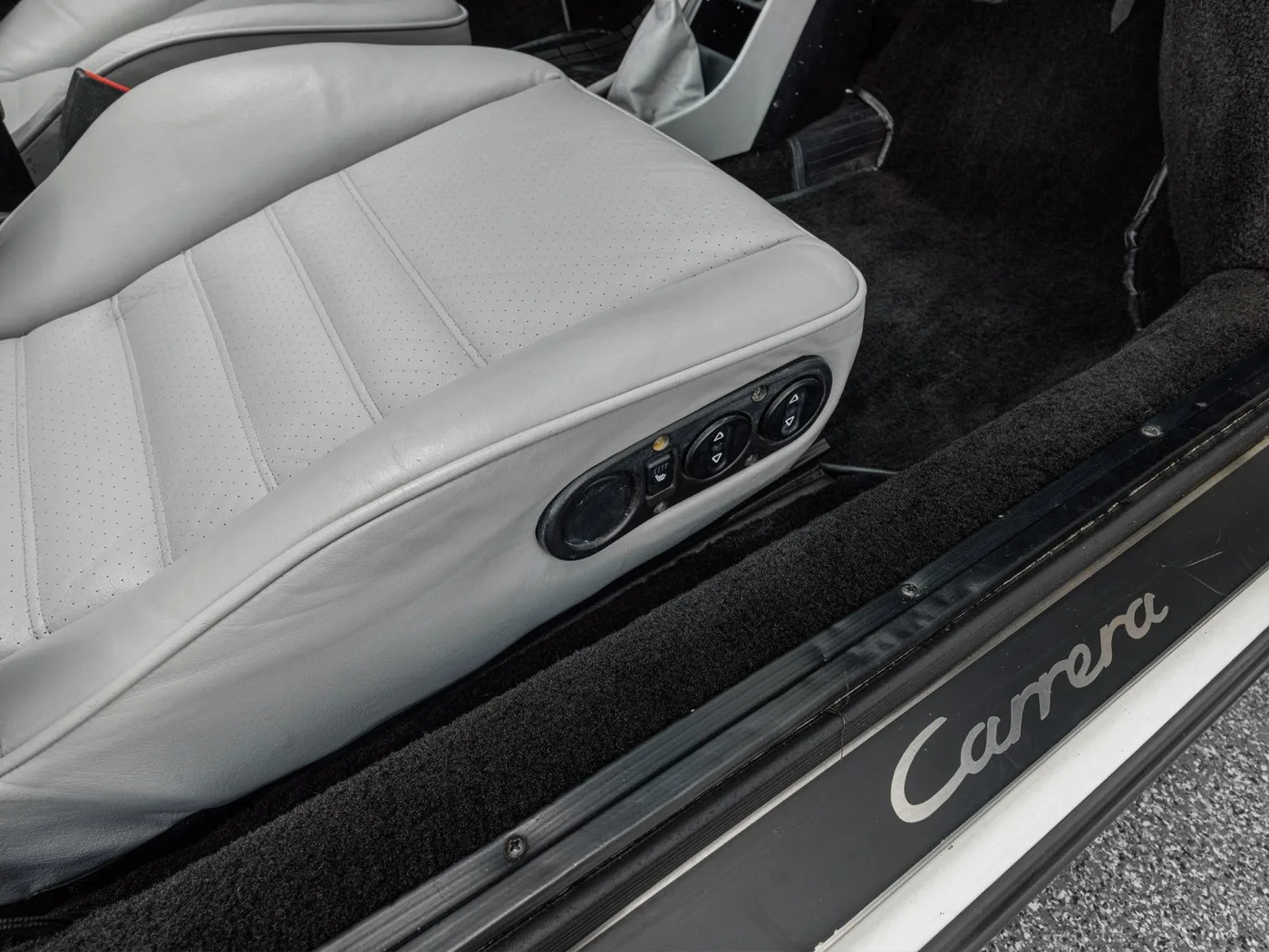 1987 Porsche 911 Carrera Cabriolet offered by a specialist dealer in Böblingen, Germany, photo 14 of 15