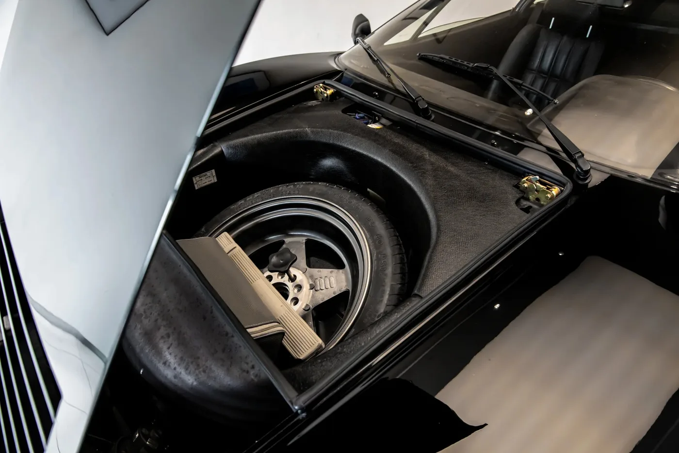 1988 Ferrari 328 GTB proposée par un concessionnaire spécialisé à Hengelo, Pays-Bas, photo 11 sur 15
