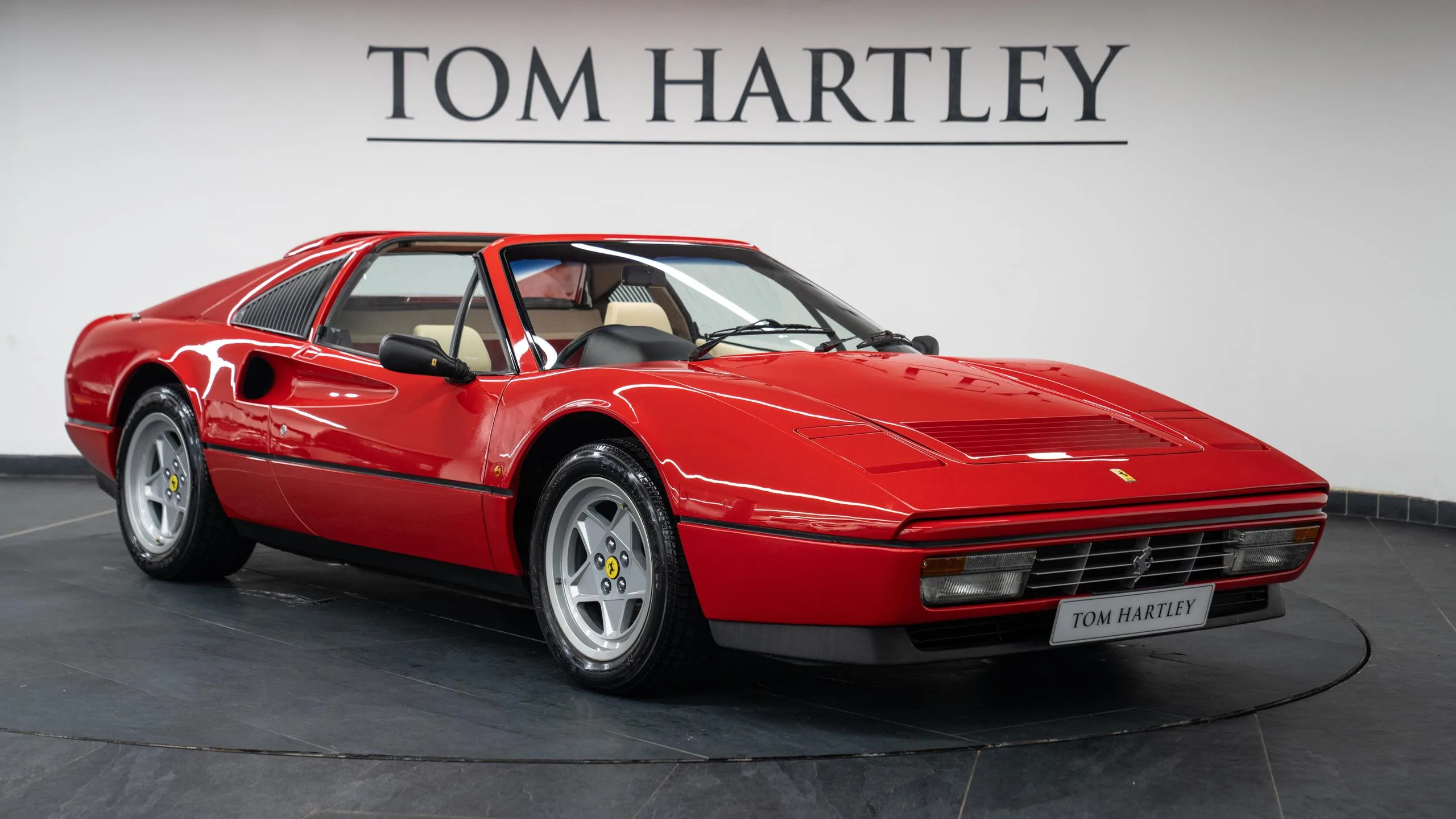 1988 Ferrari 328 proposée par un concessionnaire spécialisé à Swadlincote, Royaume-Uni, photo principale