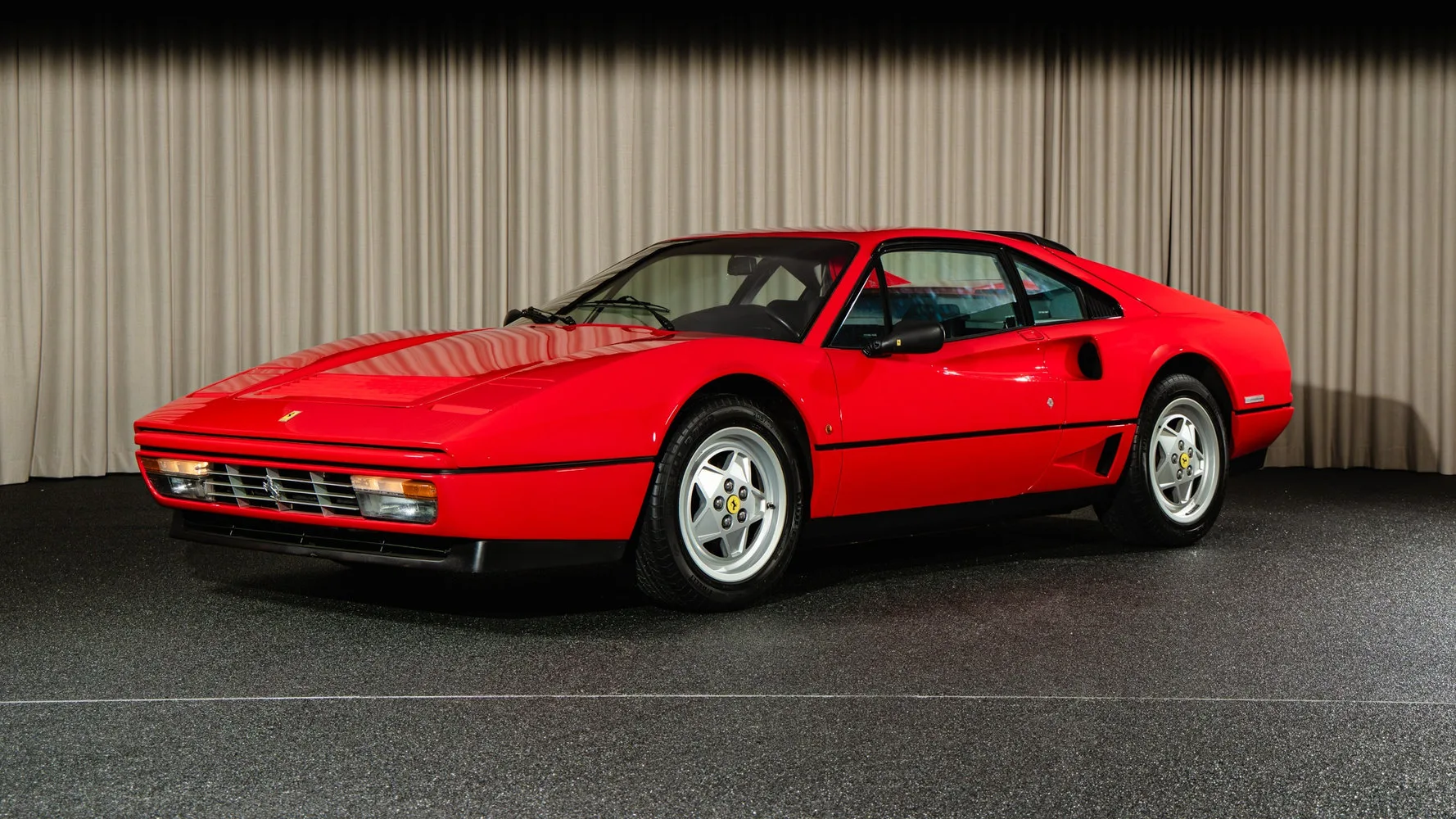 1988 Ferrari GTB Turbo angeboten von einem Fachhändler in Kongens Lyngby, Dänemark, Hauptfoto