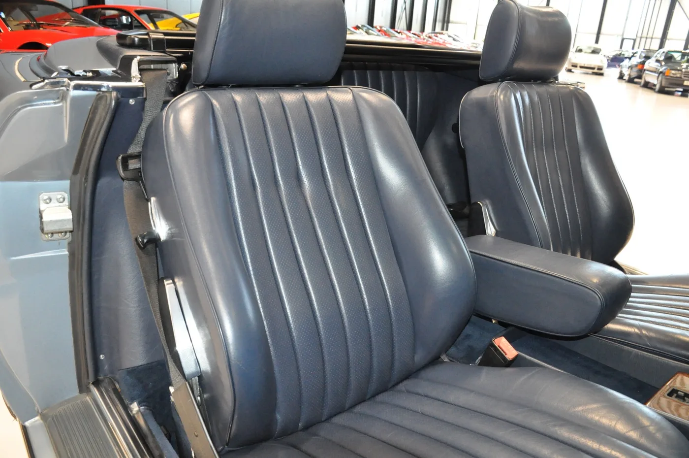 1988 Mercedes-Benz 300 SL offered by a collector car dealer in Alkmaar, Netherlands, photo 6 of 15