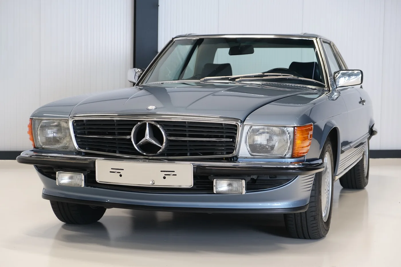 1988 Mercedes-Benz 300 SL offered by a collector car dealer in Alkmaar, Netherlands, photo 10 of 15