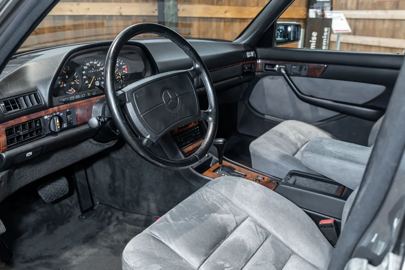 1988 Mercedes-Benz 560 SEL angeboten von einem Fachhändler in Neuss, Deutschland, Foto 8 von 10