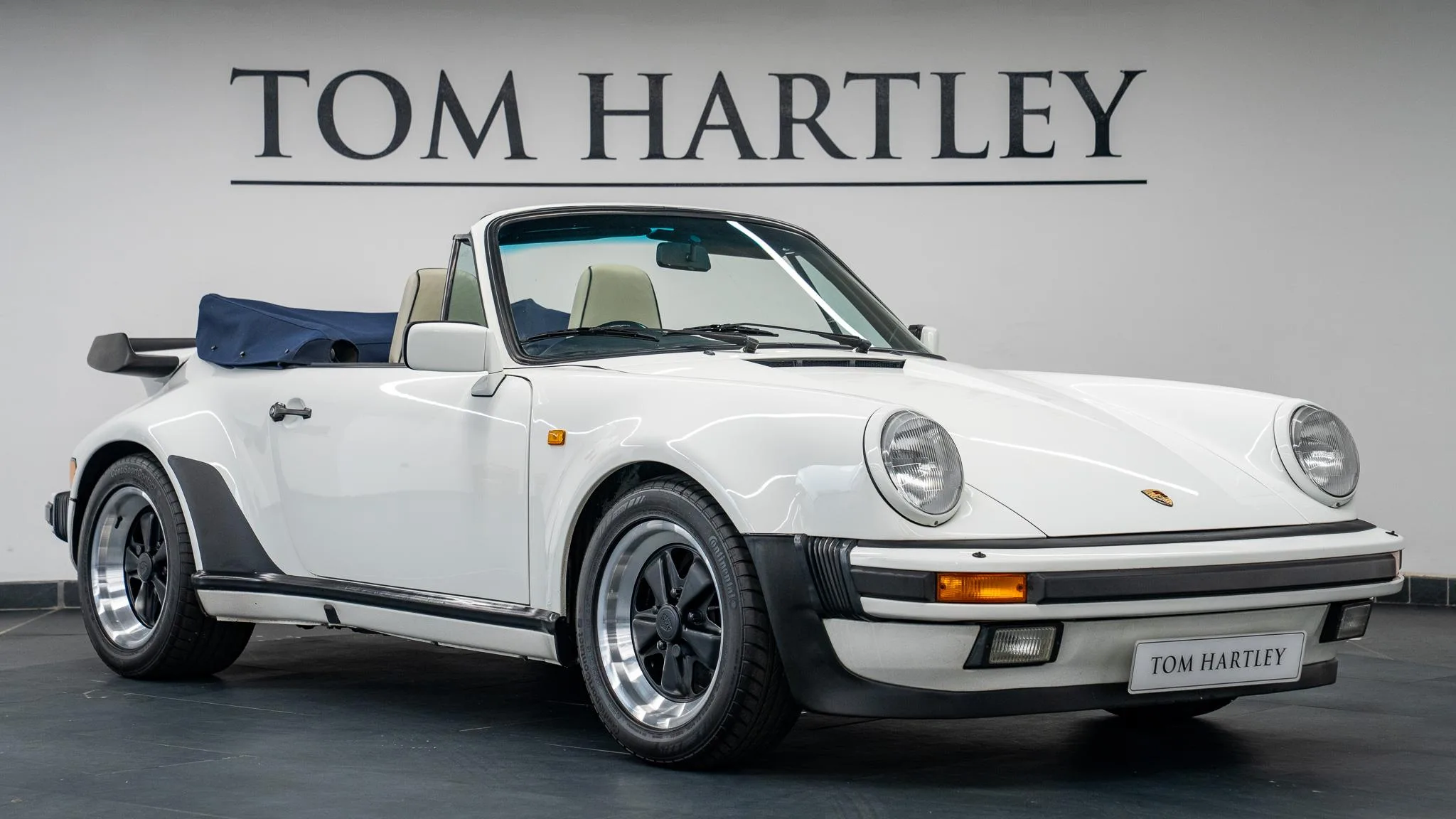 1988 Porsche 911 Turbo Cabriolet proposée par un concessionnaire spécialisé à Swadlincote, Royaume-Uni, photo principale