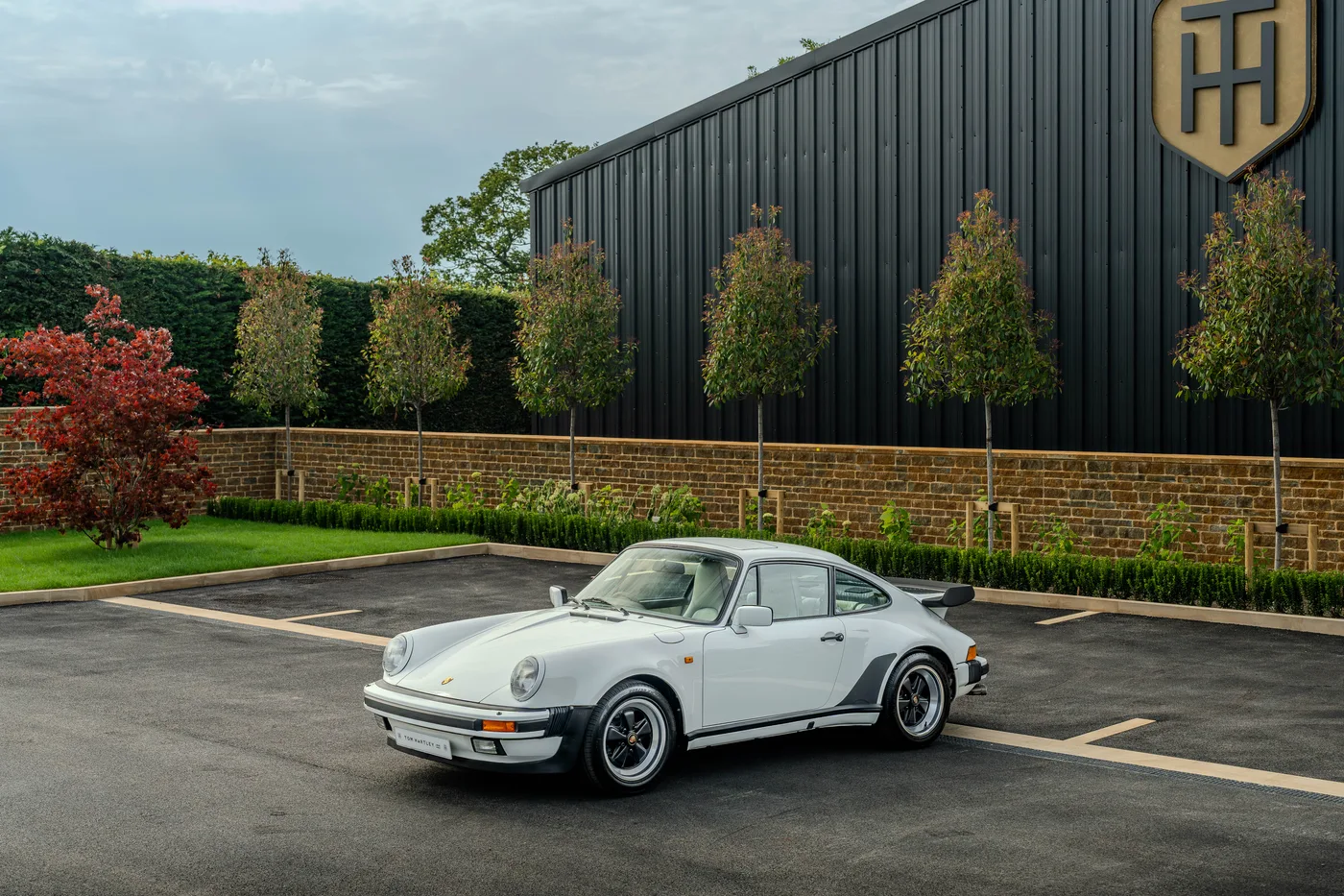 1988 Porsche 911 Turbo proposée par un concessionnaire spécialisé à Hook Norton, Royaume-Uni, photo 3 sur 15