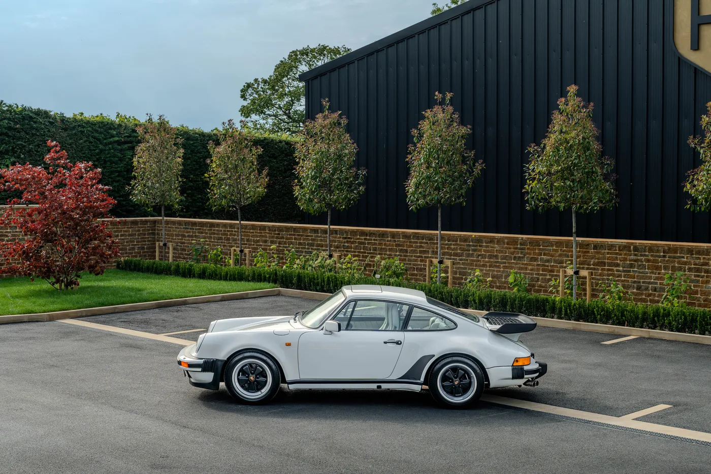 1988 Porsche 911 Turbo proposée par un concessionnaire spécialisé à Hook Norton, Royaume-Uni, photo 11 sur 15
