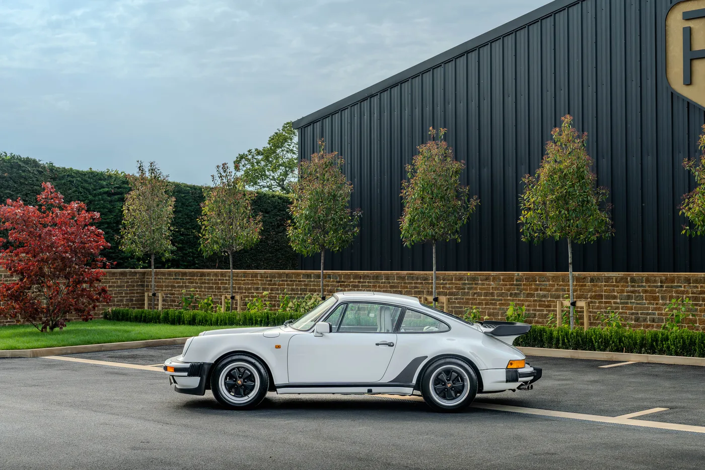 1988 Porsche 911 Turbo proposée par un concessionnaire spécialisé à Hook Norton, Royaume-Uni, photo 12 sur 15
