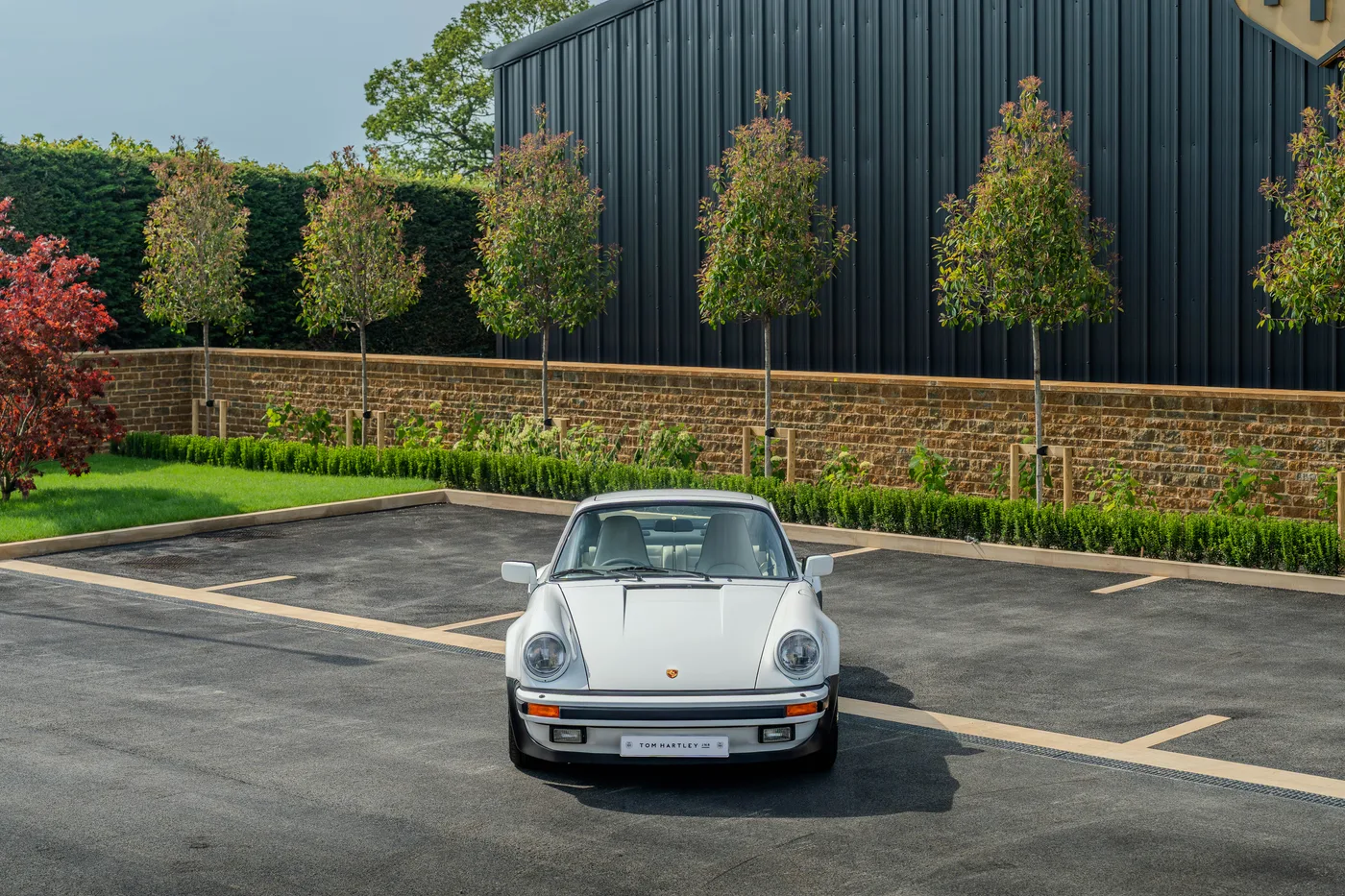 1988 Porsche 911 Turbo proposée par un concessionnaire spécialisé à Hook Norton, Royaume-Uni, photo 13 sur 15