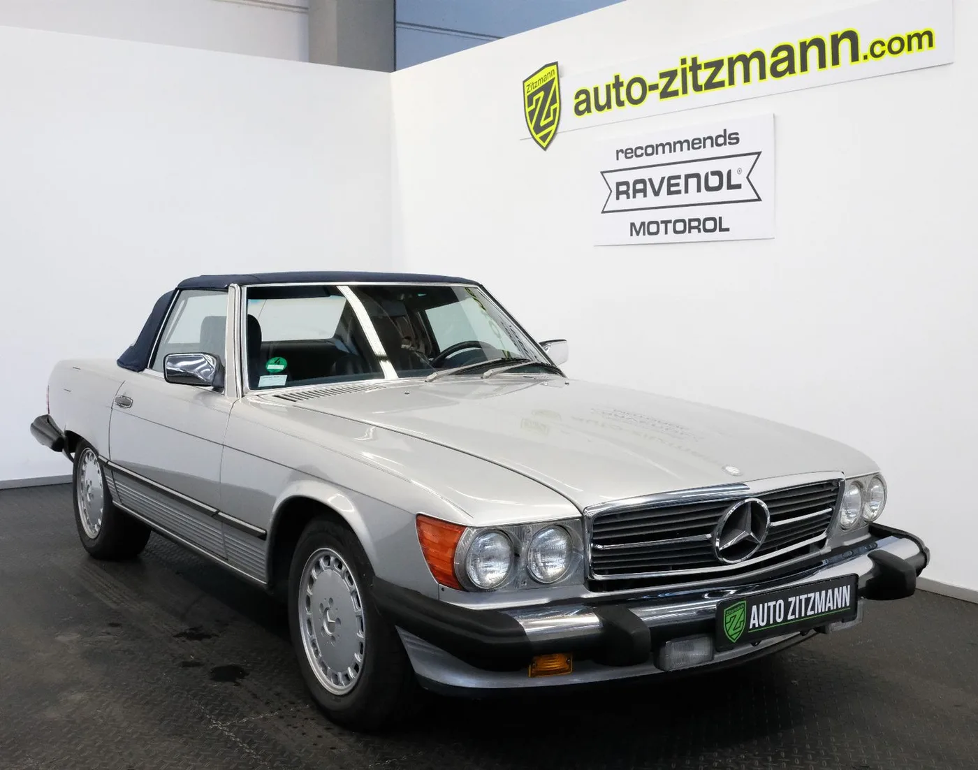 1989 Mercedes-Benz 560 SL offered by a specialist dealer in Nuremberg, Germany, photo 2 of 15