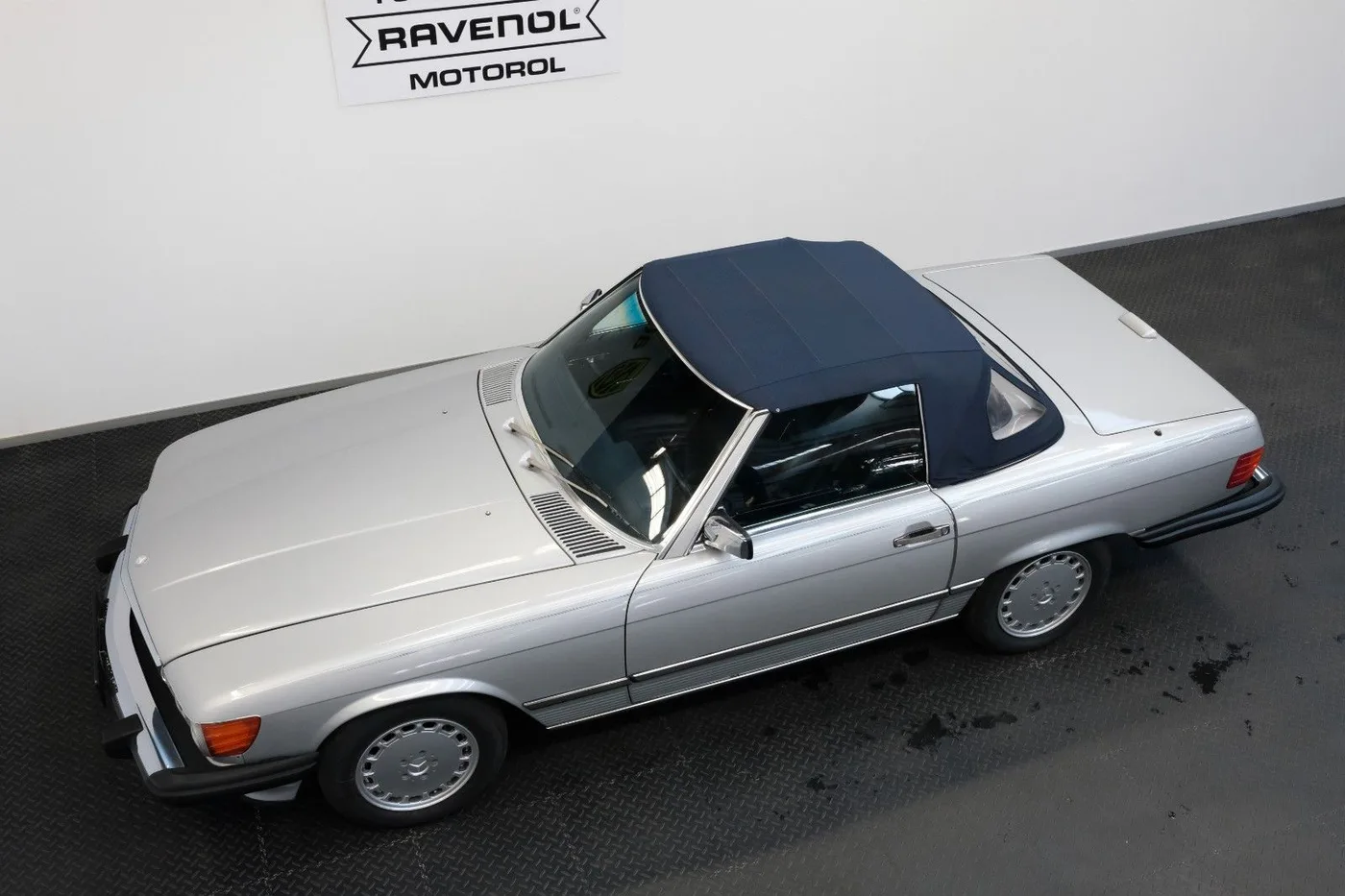 1989 Mercedes-Benz 560 SL offered by a specialist dealer in Nuremberg, Germany, photo 3 of 15