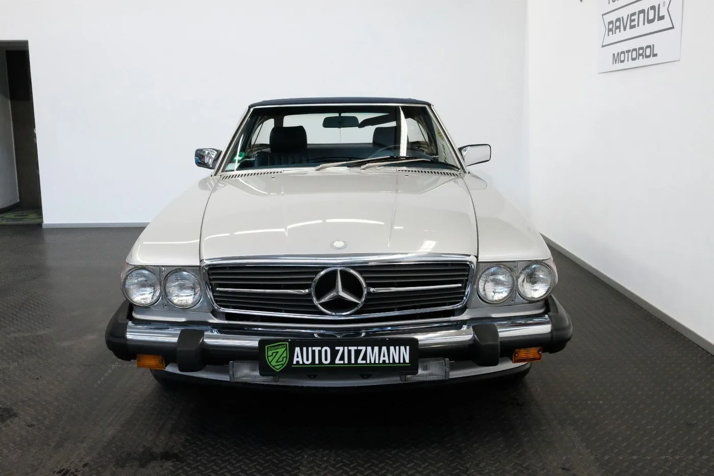 1989 Mercedes-Benz 560 SL offered by a specialist dealer in Nuremberg, Germany, photo 4 of 15