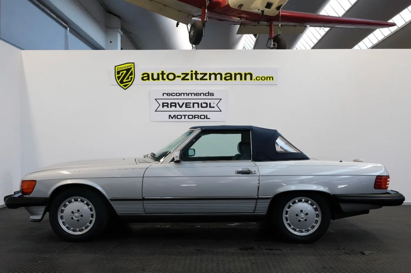 1989 Mercedes-Benz 560 SL offered by a specialist dealer in Nuremberg, Germany, photo 5 of 15