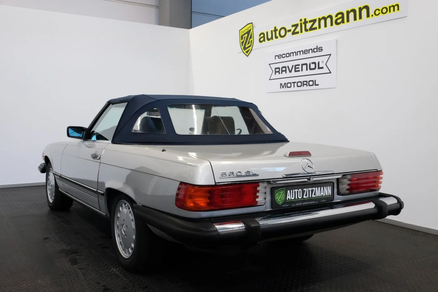1989 Mercedes-Benz 560 SL offered by a specialist dealer in Nuremberg, Germany, photo 6 of 15