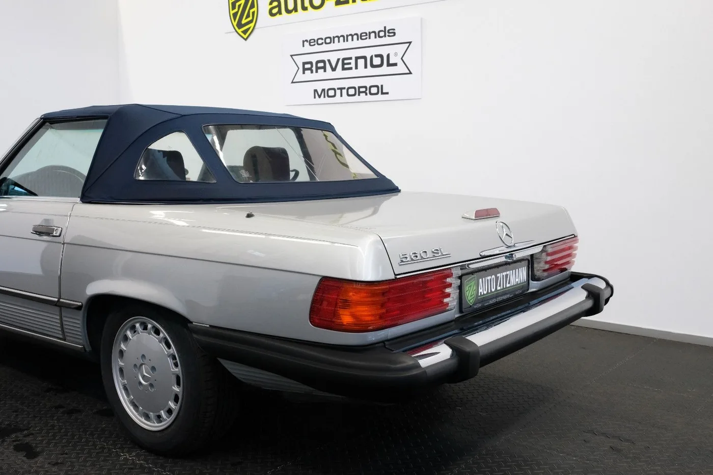 1989 Mercedes-Benz 560 SL offered by a specialist dealer in Nuremberg, Germany, photo 8 of 15
