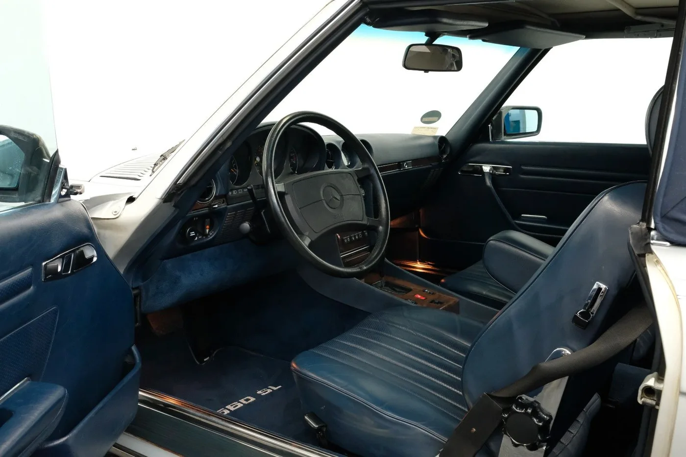 1989 Mercedes-Benz 560 SL offered by a specialist dealer in Nuremberg, Germany, photo 10 of 15