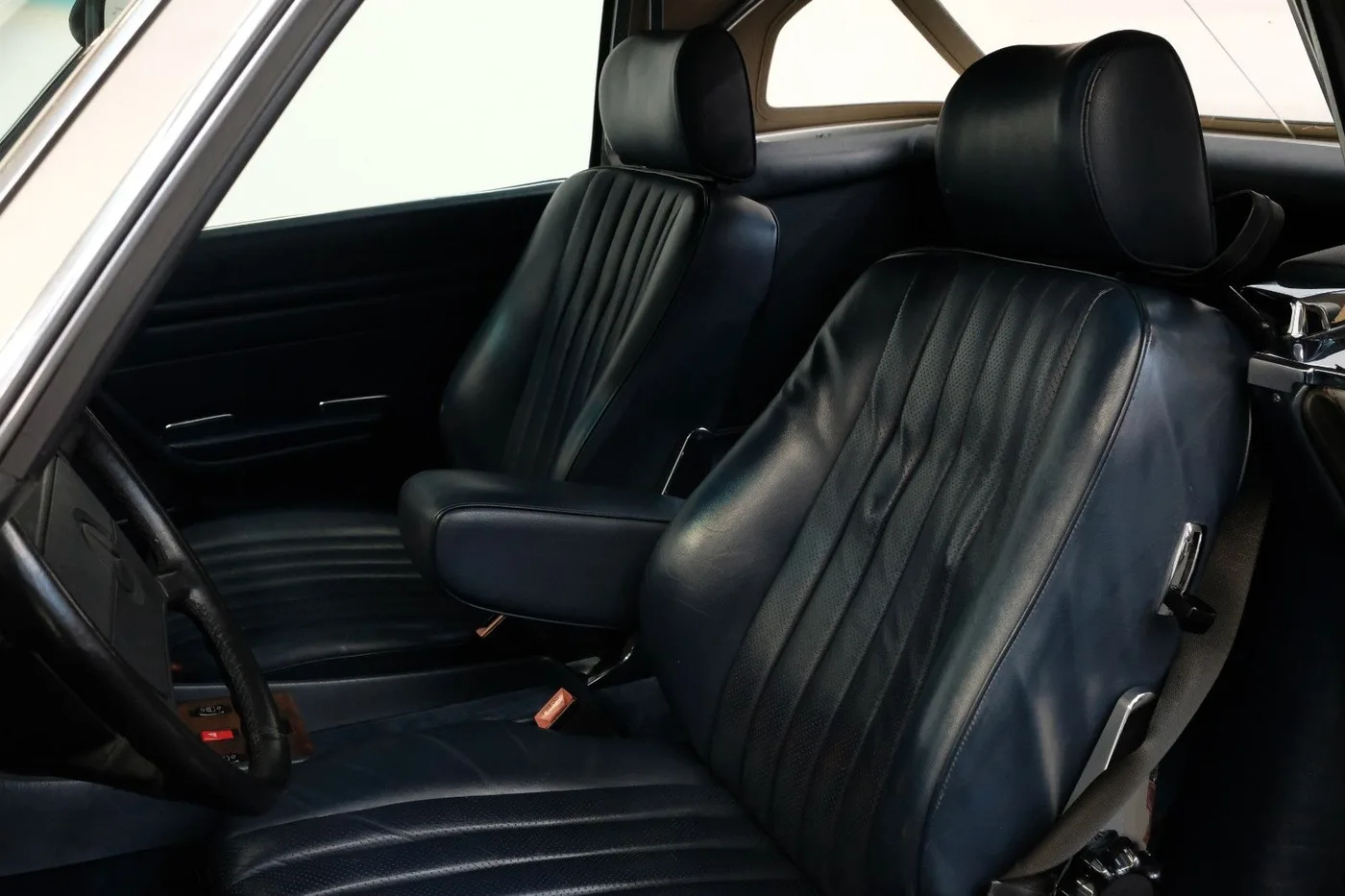 1989 Mercedes-Benz 560 SL offered by a specialist dealer in Nuremberg, Germany, photo 11 of 15