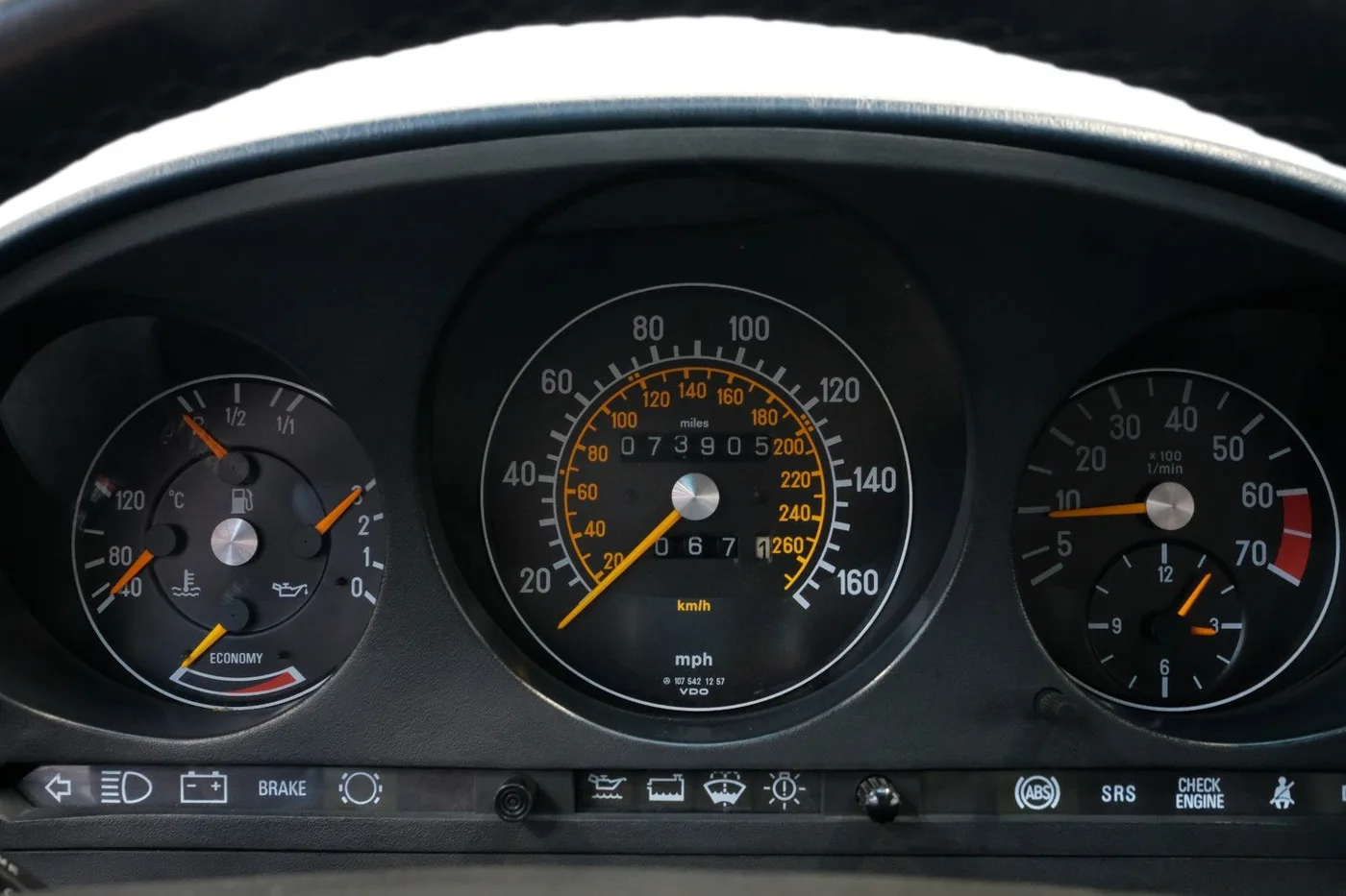 1989 Mercedes-Benz 560 SL offered by a specialist dealer in Nuremberg, Germany, photo 12 of 15
