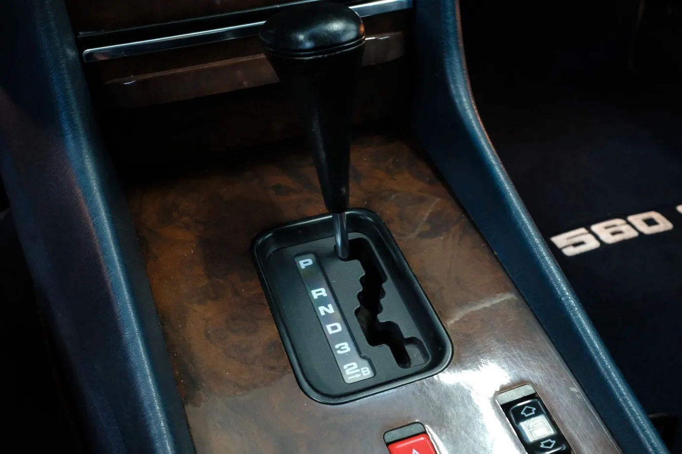 1989 Mercedes-Benz 560 SL offered by a specialist dealer in Nuremberg, Germany, photo 14 of 15