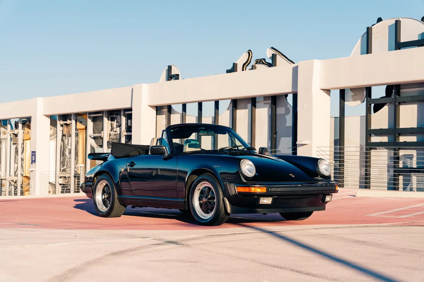 1989 Porsche 911 Carrera Cabriolet proposée par un concessionnaire spécialisé à Miami, États-Unis, photo 2 sur 15