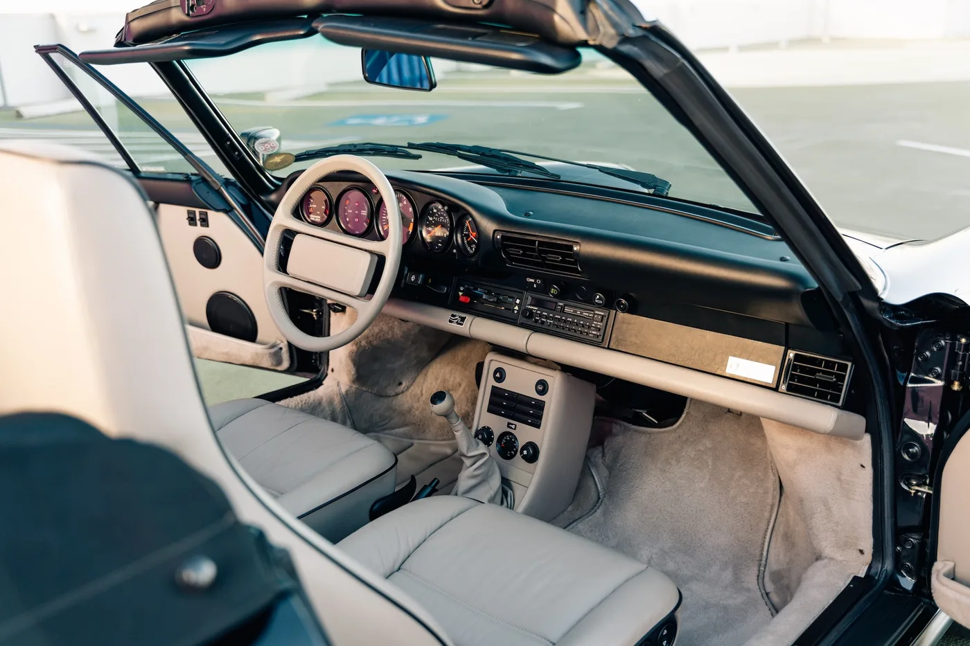 1989 Porsche 911 Carrera Cabriolet proposée par un concessionnaire spécialisé à Miami, États-Unis, photo 5 sur 15