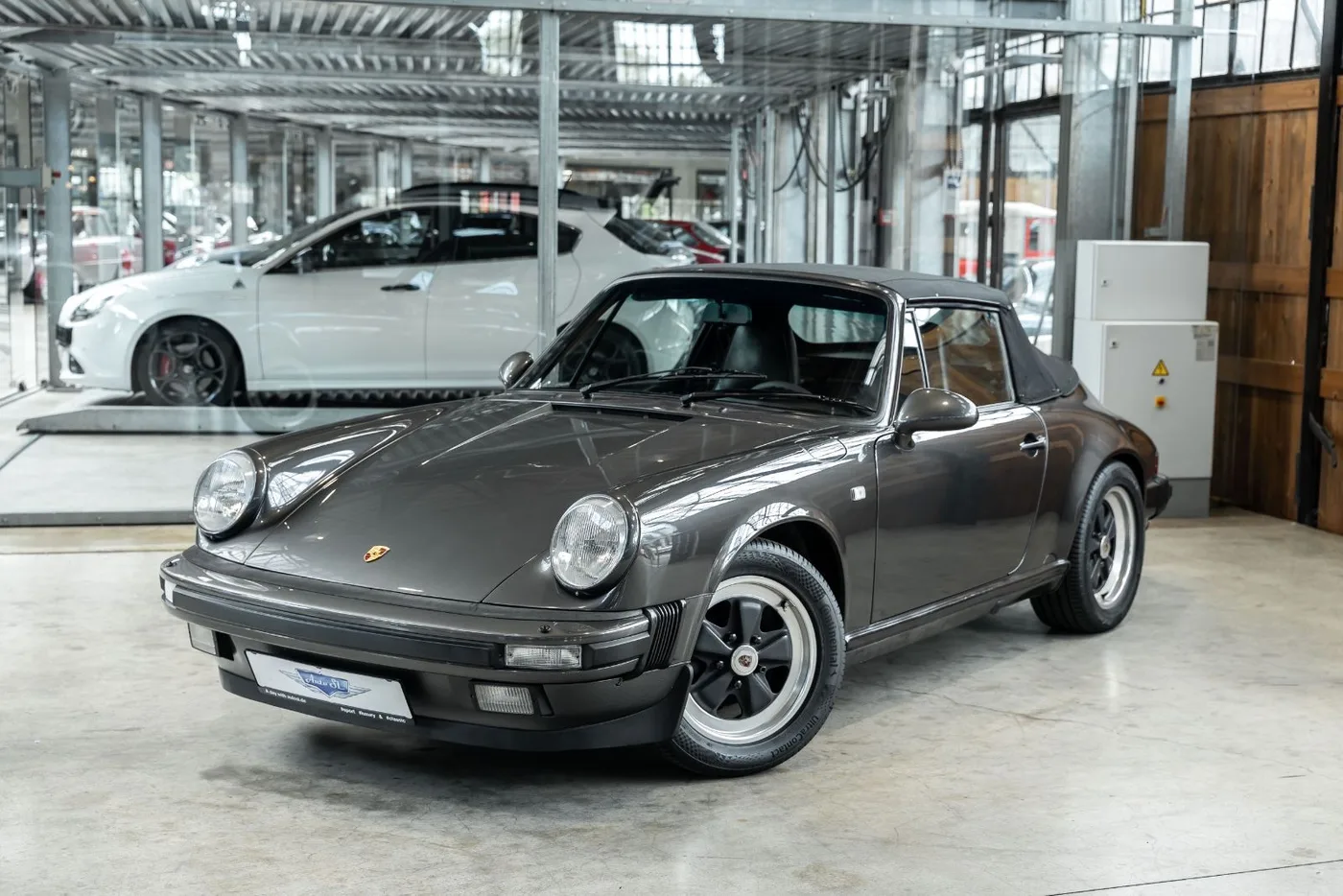 1989 Porsche 911 Carrera Cabriolet angeboten von einem Fachhändler in Neuss, Deutschland, Foto 2 von 25