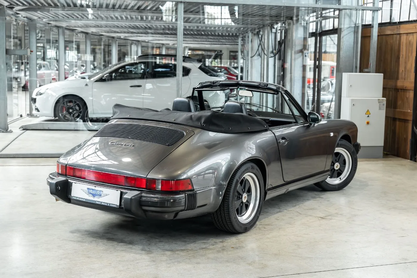 1989 Porsche 911 Carrera Cabriolet angeboten von einem Fachhändler in Neuss, Deutschland, Foto 3 von 25