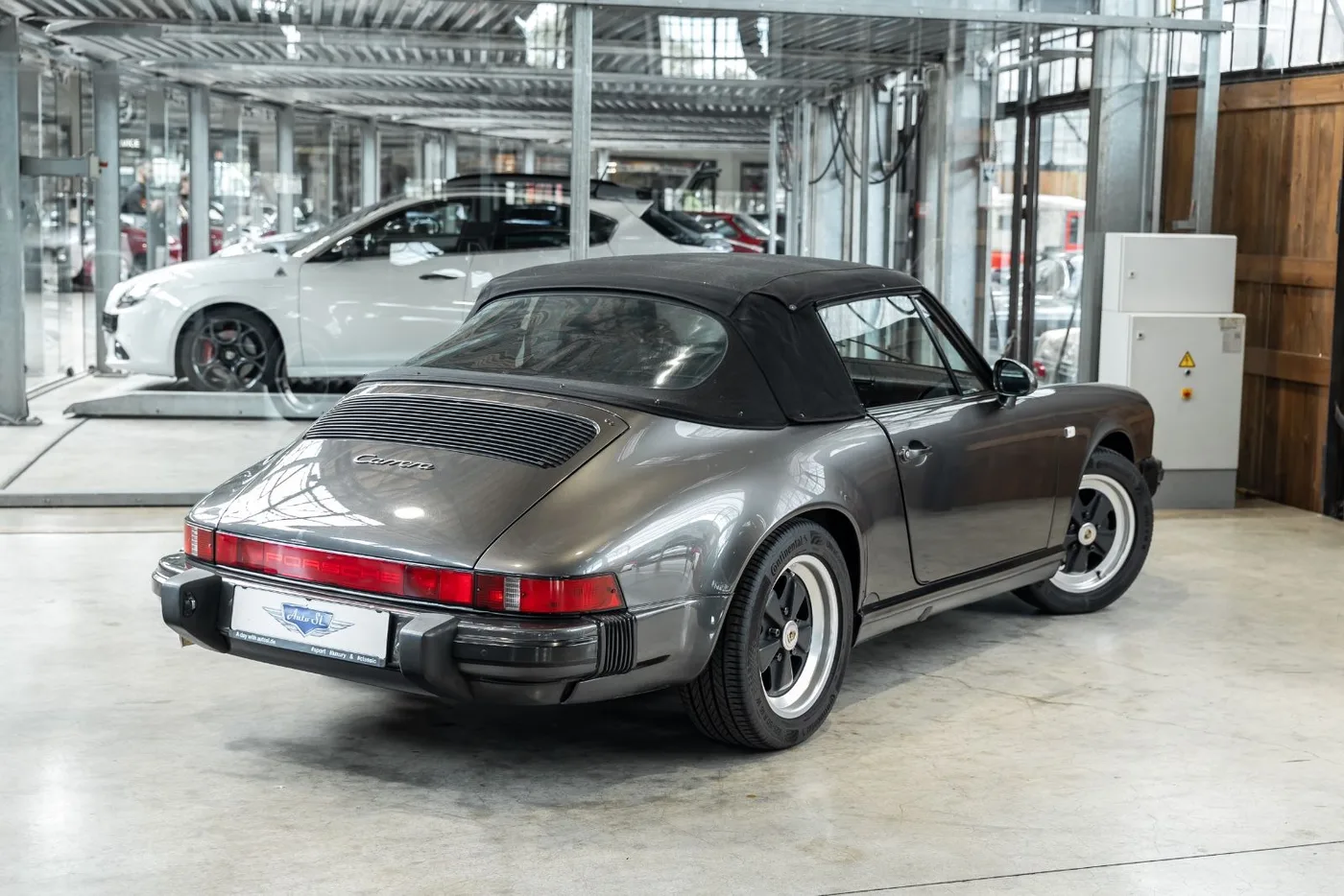 1989 Porsche 911 Carrera Cabriolet angeboten von einem Fachhändler in Neuss, Deutschland, Foto 4 von 25
