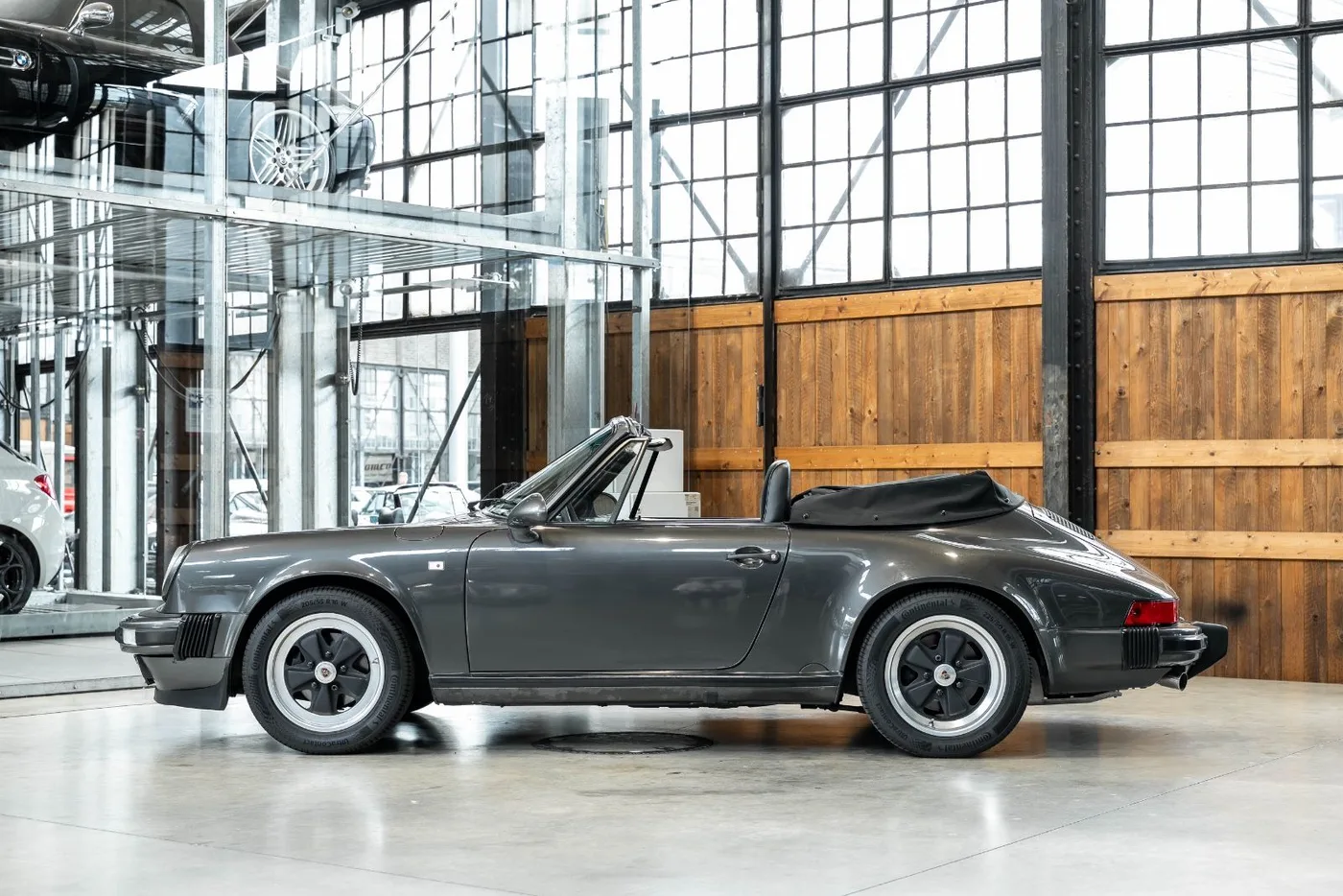 1989 Porsche 911 Carrera Cabriolet angeboten von einem Fachhändler in Neuss, Deutschland, Foto 7 von 25