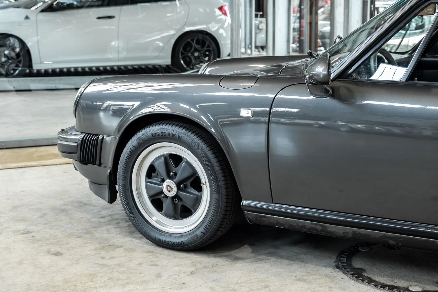 1989 Porsche 911 Carrera Cabriolet angeboten von einem Fachhändler in Neuss, Deutschland, Foto 8 von 25