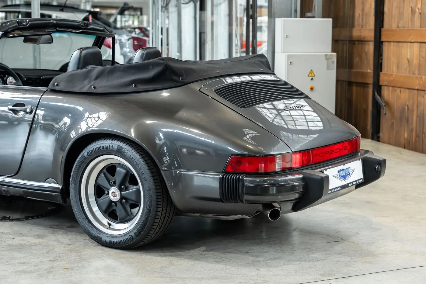 1989 Porsche 911 Carrera Cabriolet angeboten von einem Fachhändler in Neuss, Deutschland, Foto 9 von 25