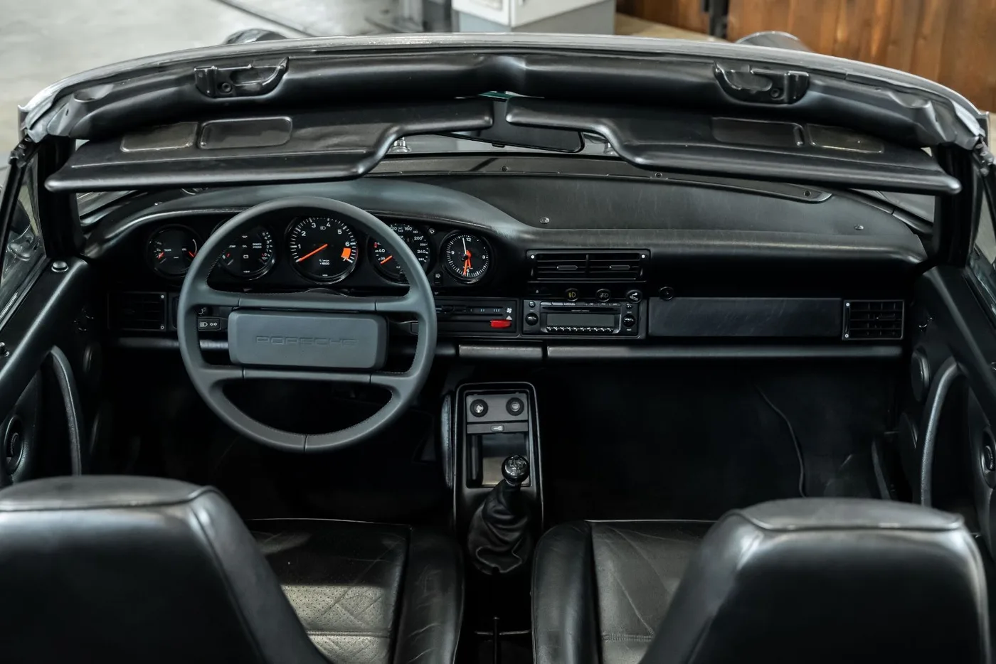 1989 Porsche 911 Carrera Cabriolet angeboten von einem Fachhändler in Neuss, Deutschland, Foto 14 von 25