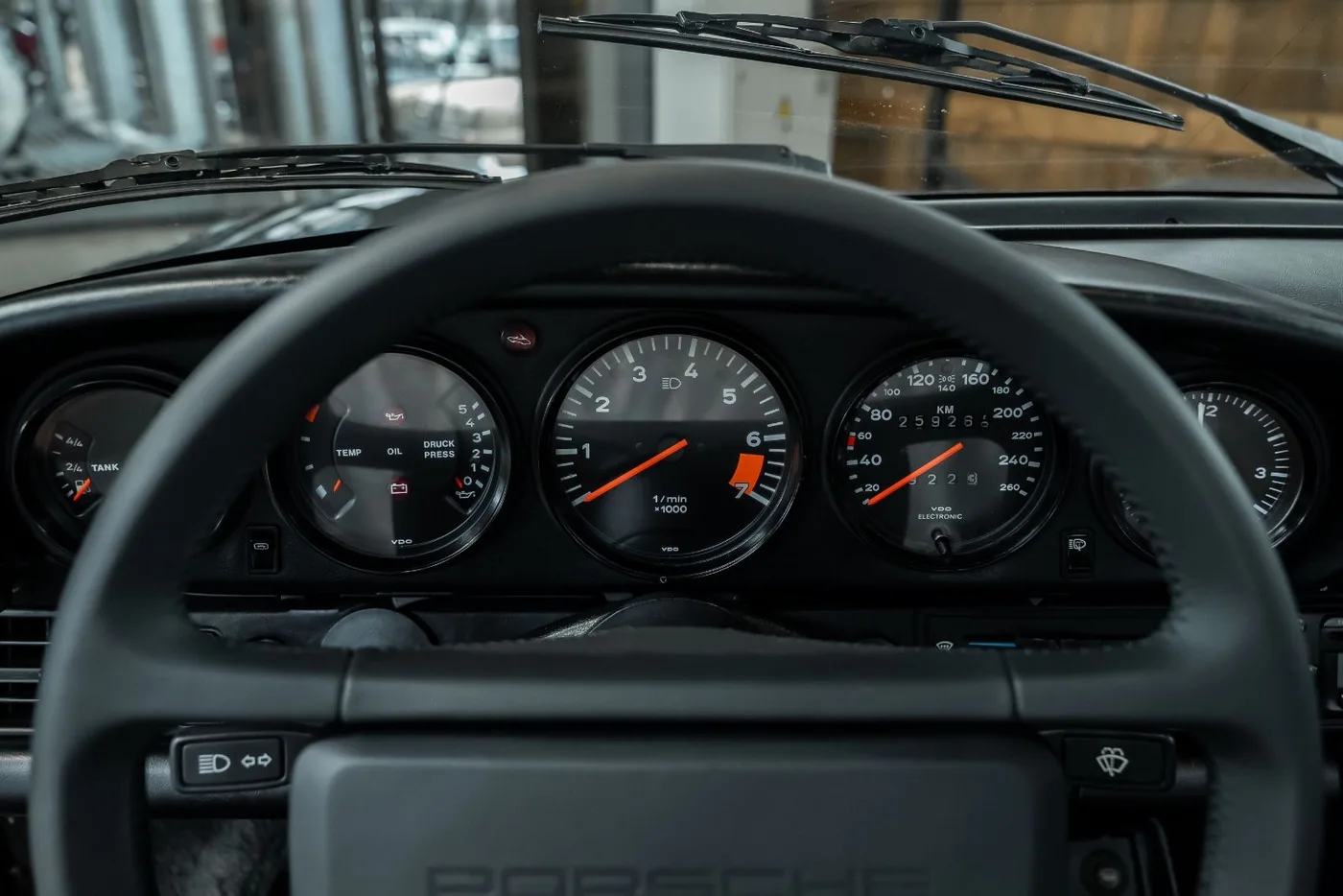 1989 Porsche 911 Carrera Cabriolet angeboten von einem Fachhändler in Neuss, Deutschland, Foto 15 von 25