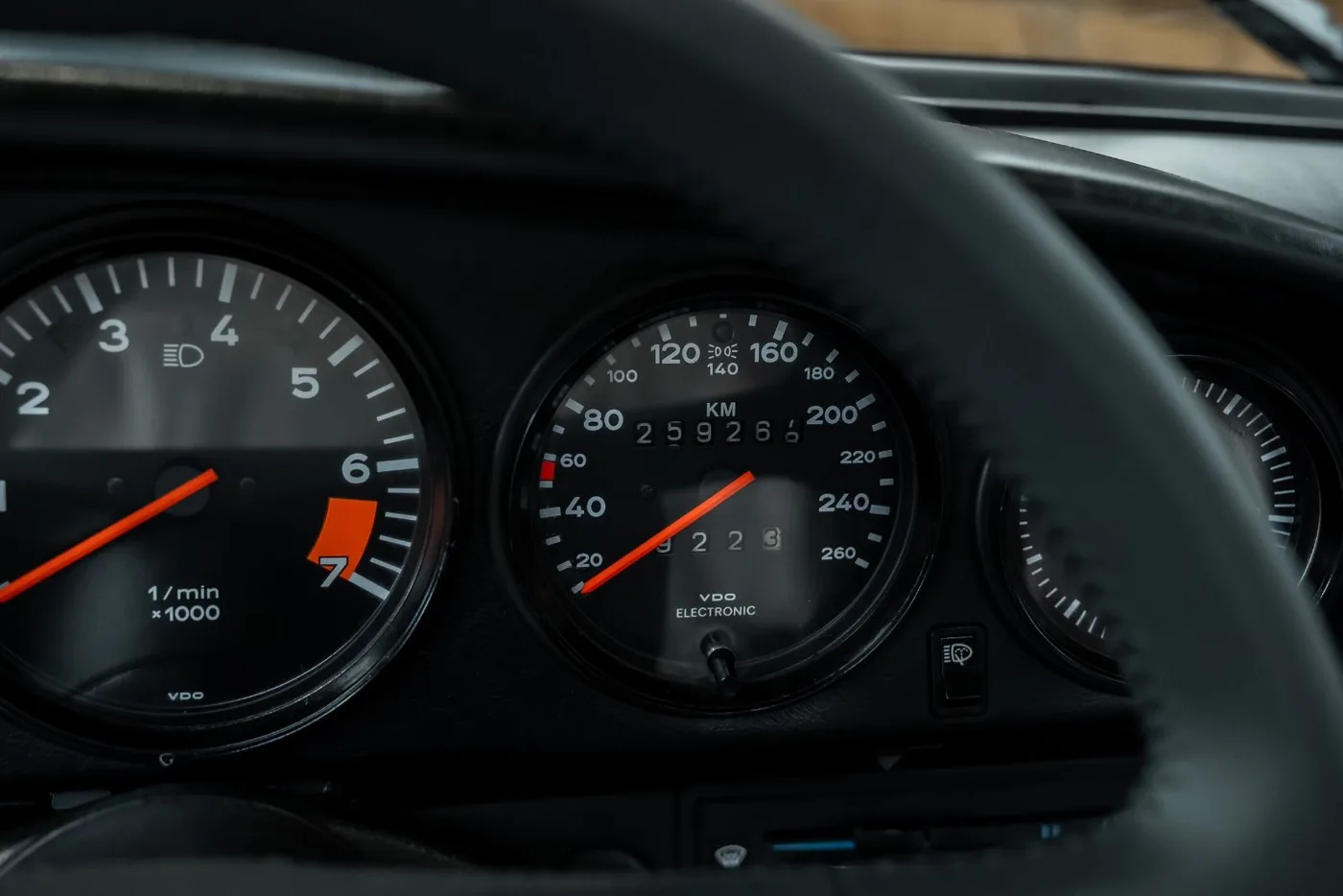 1989 Porsche 911 Carrera Cabriolet angeboten von einem Fachhändler in Neuss, Deutschland, Foto 16 von 25