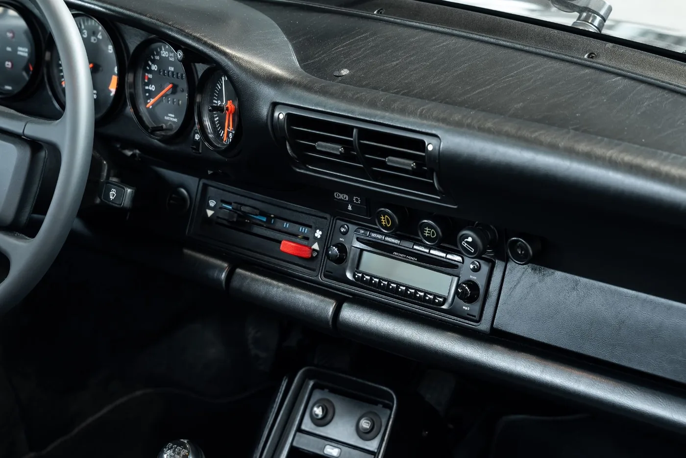 1989 Porsche 911 Carrera Cabriolet angeboten von einem Fachhändler in Neuss, Deutschland, Foto 18 von 25